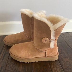 UGG Bailey Button - Chestnut